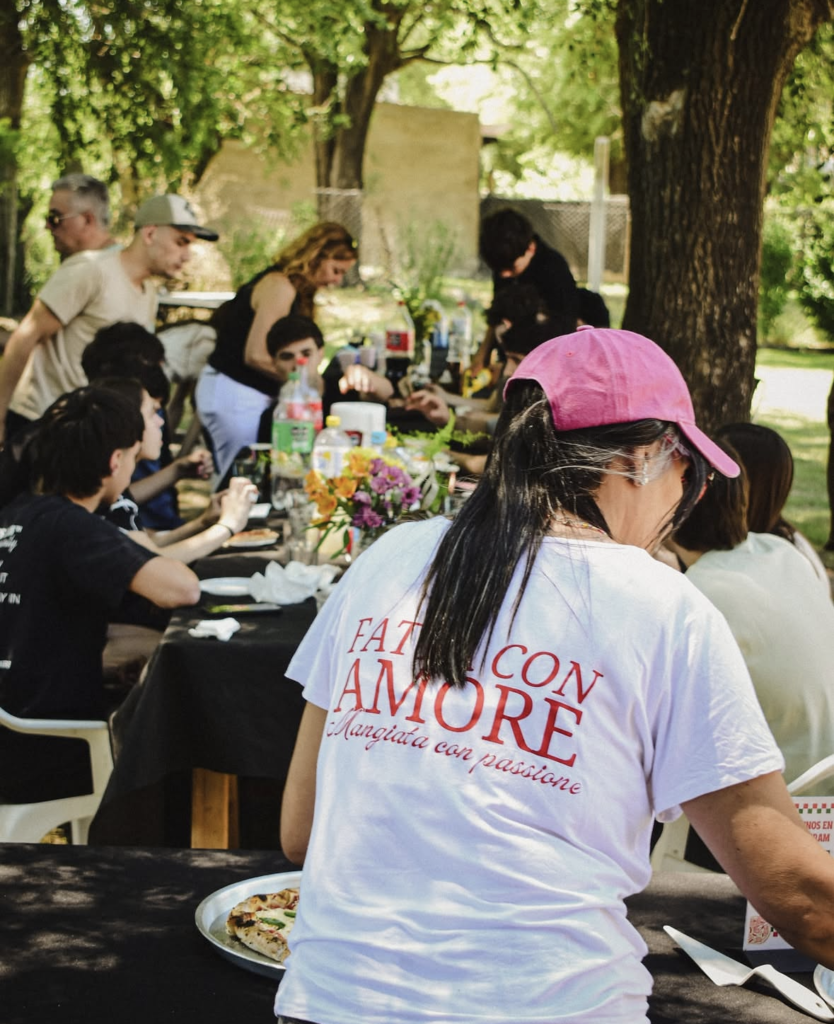 Equipo Capichi en un evento al aire libre